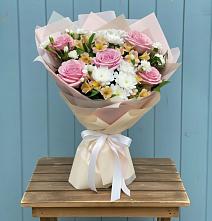 Букет цветов из:  Гвоздики, Орхидеи и Розы в Воздвиженском Ставропольского края