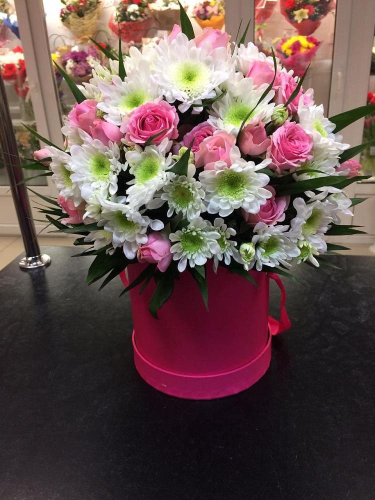 Цветочная композиция из Розы и Хризантемы в шляпной коробке в Воздвиженском Ставропольского края