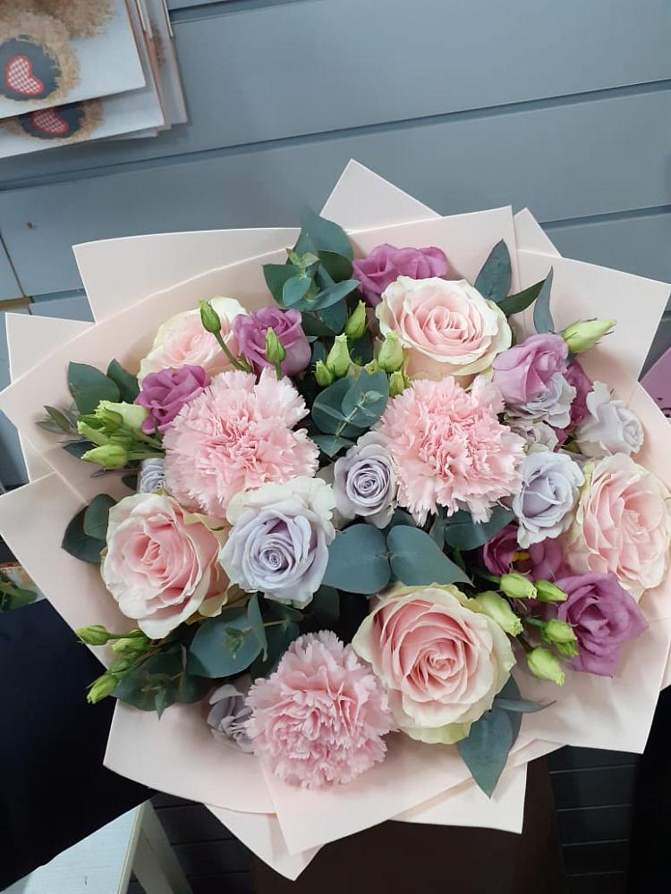 Букет цветов из: Розы, Гвоздики и Лизиантусы в Воздвиженском Ставропольского края